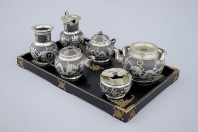 Un service à thé en yixing et étain sur plateau, Shanghai, Chine, ca. 1900