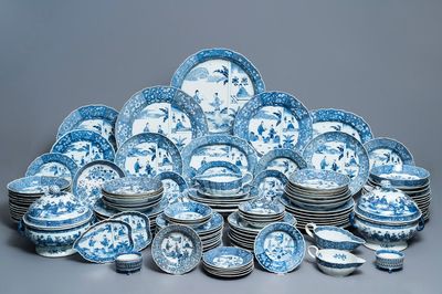 Un service de 119 pièces en porcelaine de Chine bleu et blanc à décor de 'La Romance de la chambre de l'ouest', Qianlong