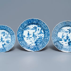 Un service de 119 pièces en porcelaine de Chine bleu et blanc à décor de 'La Romance de la chambre de l'ouest', Qianlong — photo 13