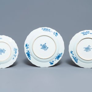 Un service de 119 pièces en porcelaine de Chine bleu et blanc à décor de 'La Romance de la chambre de l'ouest', Qianlong — photo 14