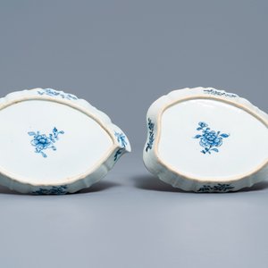 Un service de 119 pièces en porcelaine de Chine bleu et blanc à décor de 'La Romance de la chambre de l'ouest', Qianlong — photo 21