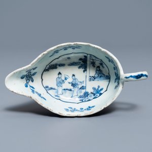 Un service de 119 pièces en porcelaine de Chine bleu et blanc à décor de 'La Romance de la chambre de l'ouest', Qianlong — photo 22