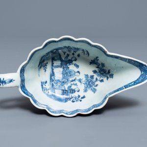Un service de 119 pièces en porcelaine de Chine bleu et blanc à décor de 'La Romance de la chambre de l'ouest', Qianlong — photo 24