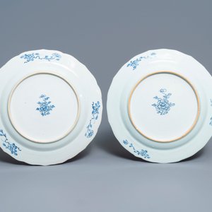 Un service de 119 pièces en porcelaine de Chine bleu et blanc à décor de 'La Romance de la chambre de l'ouest', Qianlong — photo 9