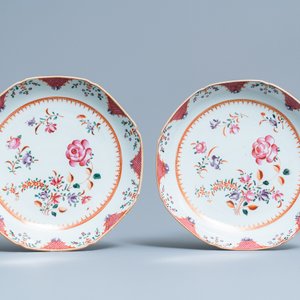 Un service de 158 pièces en porcelaine de Chine famille rose à décor floral de type Lowestoft, Qianlong — photo 16