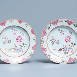 Un service de 158 pièces en porcelaine de Chine famille rose à décor floral de type Lowestoft, Qianlong — photo 2
