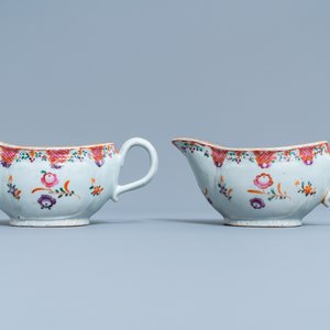 Un service de 158 pièces en porcelaine de Chine famille rose à décor floral de type Lowestoft, Qianlong — photo 21