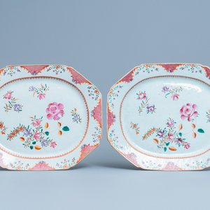 Un service de 158 pièces en porcelaine de Chine famille rose à décor floral de type Lowestoft, Qianlong — photo 44