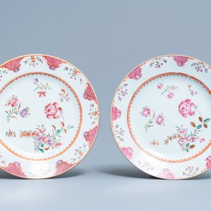 Un service de 158 pièces en porcelaine de Chine famille rose à décor floral de type Lowestoft, Qianlong — photo 6