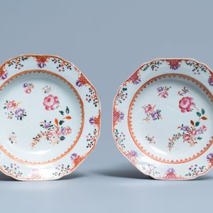 Un service de 158 pièces en porcelaine de Chine famille rose à décor floral de type Lowestoft, Qianlong — photo 8