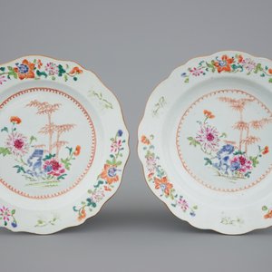 Un service de 39 pièces en porcelaine de Chine famille rose avec une terrine sur présentoir, Qianlong, 18ème — photo 4