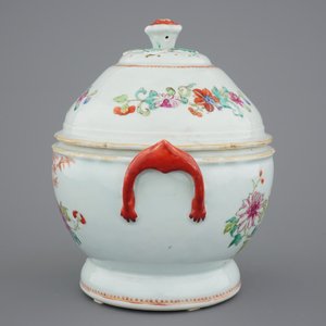 Un service de 39 pièces en porcelaine de Chine famille rose avec une terrine sur présentoir, Qianlong, 18ème — photo 7