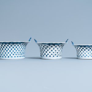 Un service en porcelaine de Chine en bleu et blanc à décor de scènes de chasse, 18/19ème — photo 19