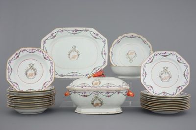 Un service monogrammé de 25 pièces en porcelaine de Chine famille rose avec une terrine sur présentoir, Qianlong, 18ème