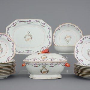 Un service monogrammé de 25 pièces en porcelaine de Chine famille rose avec une terrine sur présentoir, Qianlong, 18ème — photo 1