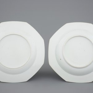 Un service monogrammé de 25 pièces en porcelaine de Chine famille rose avec une terrine sur présentoir, Qianlong, 18ème — photo 5