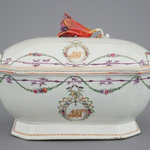 Un service monogrammé de 25 pièces en porcelaine de Chine famille rose avec une terrine sur présentoir, Qianlong, 18ème — photo 8
