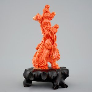 Un Shou Lao en corail sculpté sur socle en bois, 19/20ème — photo 1