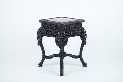 Un socle chinois carré en bois finement sculpté et marbre, 19ème