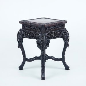Un socle chinois carré en bois finement sculpté et marbre, 19ème — photo 1