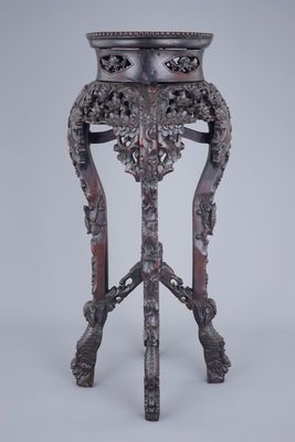 Un socle chinois en bois sculpté et marbre, 19/20ème