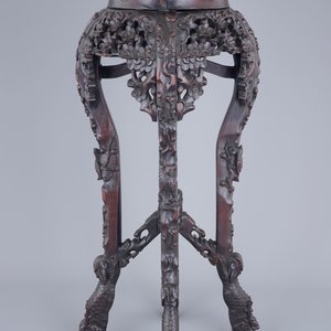 Un socle chinois en bois sculpté et marbre, 19/20ème — photo 1