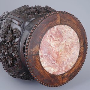 Un socle chinois en bois sculpté et marbre, 19/20ème — photo 2