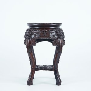 Un socle chinois rond en bois sculpté et marbre, 19/20ème — photo 3