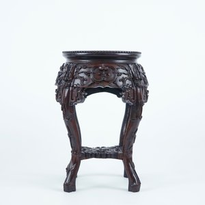 Un socle chinois rond en bois sculpté et marbre, 19/20ème — photo 5