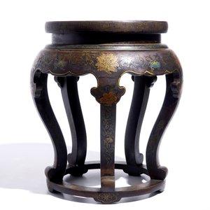 Un socle en bois laqué avec un plateau en cloisonné, Chine, 20ème — photo 6