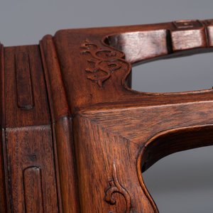 Un socle en bois monté d'une plaque en marbre, Chine, 19/20ème — photo 8