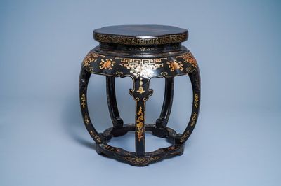 Un socle en bois peint et laqué, Chine, 19ème