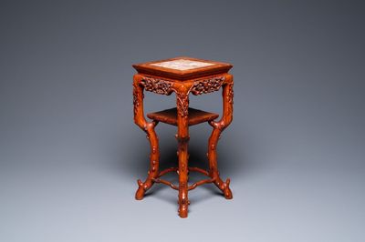 Un socle en bois sculpté au plateau en marbre, Chine, 19ème