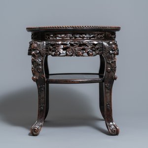 Un socle en bois sculpté au plateau en marbre, Chine, 19ème — photo 2