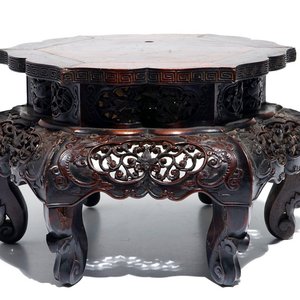Un socle en bois sculpté damasquiné de filets d'argent, Chine, 19/20ème — photo 1