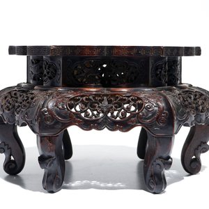 Un socle en bois sculpté damasquiné de filets d'argent, Chine, 19/20ème — photo 2