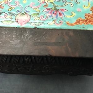 Un socle en bois sculpté et monté d'une plaque en porcelaine de Chine famille rose, 19ème — photo 14