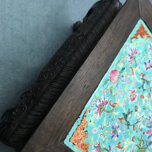 Un socle en bois sculpté et monté d'une plaque en porcelaine de Chine famille rose, 19ème — photo 19
