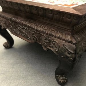 Un socle en bois sculpté et monté d'une plaque en porcelaine de Chine famille rose, 19ème — photo 23