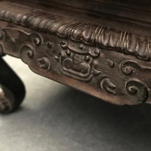 Un socle en bois sculpté et monté d'une plaque en porcelaine de Chine famille rose, 19ème — photo 24