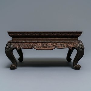 Un socle en bois sculpté et monté d'une plaque en porcelaine de Chine famille rose, 19ème — photo 4