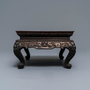 Un socle en bois sculpté et monté d'une plaque en porcelaine de Chine famille rose, 19ème — photo 5