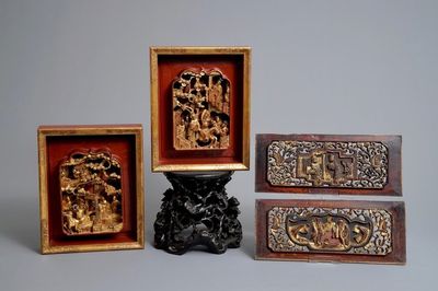 Un socle en bois sculpté et quatre panneaux en bois doré, Chine, 19/20ème