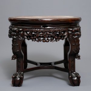 Un socle en bois sculpté, marbre et incrustations de nacre, Chine, 19/20ème — photo 2