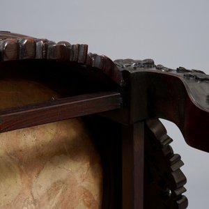 Un socle en bois sculpté, marbre et incrustations de nacre, Chine, 19/20ème — photo 9