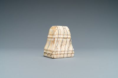 Un socle en dent de mammouth poli, 17/18ème