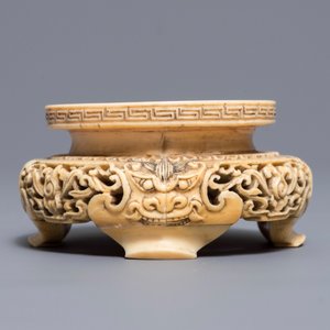 Un socle en ivoire sculpté et réticulé, Chine, 18/19ème — photo 3