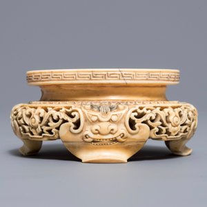Un socle en ivoire sculpté et réticulé, Chine, 18/19ème — photo 4