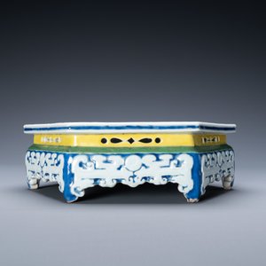 Un socle en porcelaine de Chine famille rose à décor d'antiquités, Yongzheng — photo 2