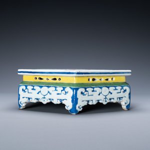 Un socle en porcelaine de Chine famille rose à décor d'antiquités, Yongzheng — photo 3
